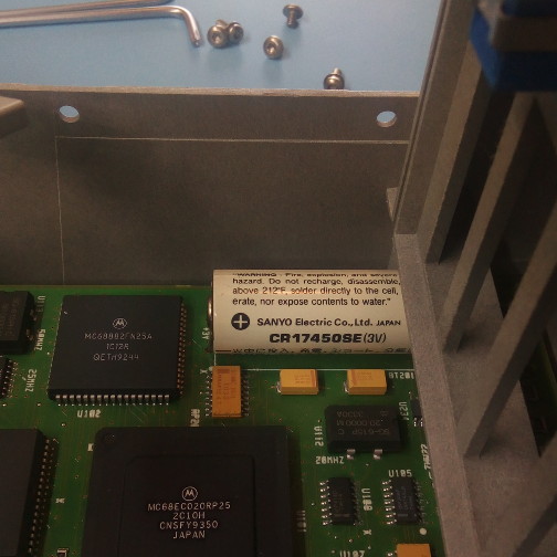 Hewlett-Packard HP-54542A: The battery, located in a corner of the main board