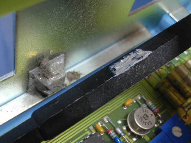 Hewlett-Packard 8112A: Rubber has even transferred on the rod itself