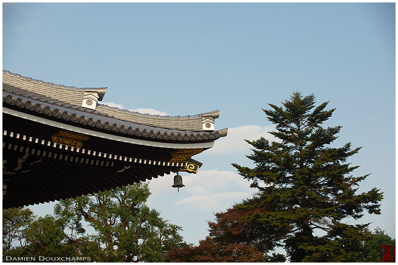 Elaborate roofline (Higashi Honganji 東本願寺)