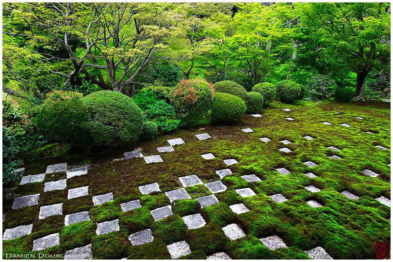 Mossy zen garden with random stone pattern (Tofuku-ji 東福寺)