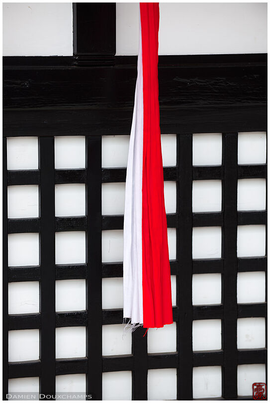 Bell rope and temple facade (Fushimi Inari shrine 伏見稲荷大社)