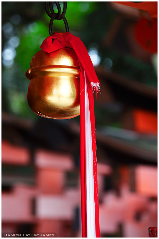 Golden bell and torii (Fushimi Inari shrine 伏見稲荷大社)