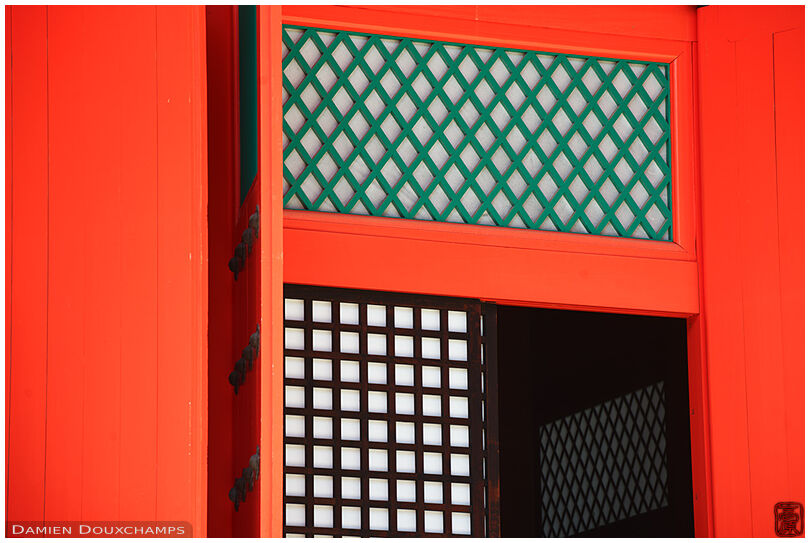 Classic pagoda colors: red, green, white and black (Danjogaran 壇上伽藍)