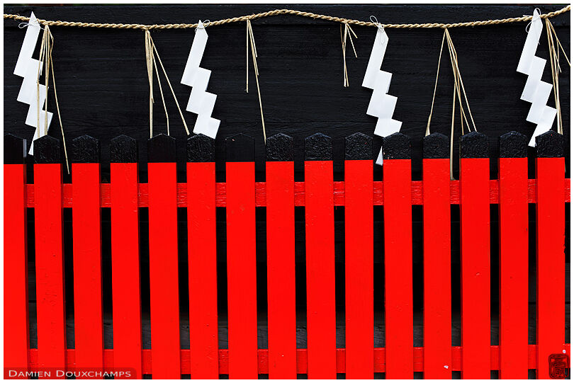 Red fence, white rope (Takeisao-jinja 建勲神社)
