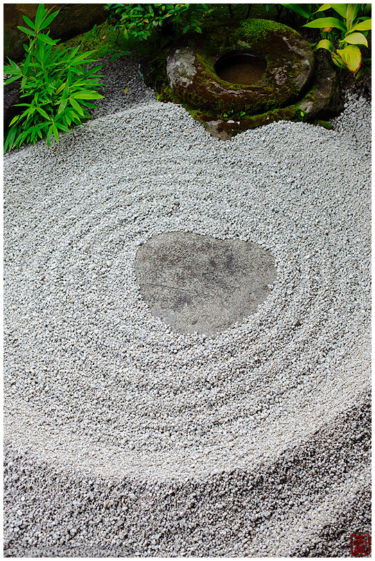 Heart-shaped stone in zen garden (Ryogen-in 龍源院)