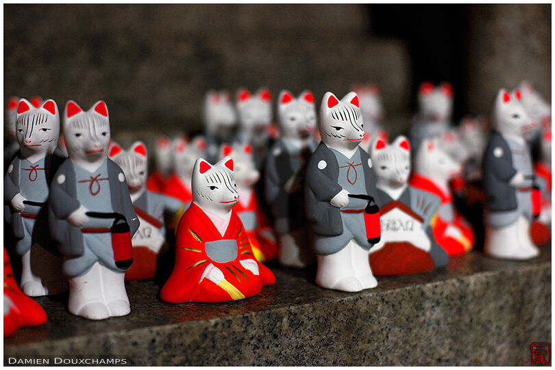 Small fox figurines as votive offerings (Fushimi Inari shrine 伏見稲荷大社)