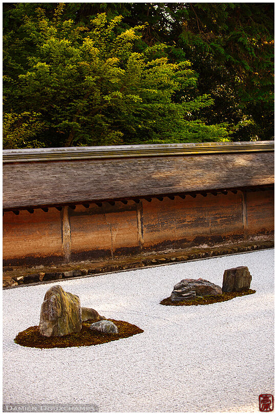 Rock islands in rock garden (Ryoanji 竜安寺)