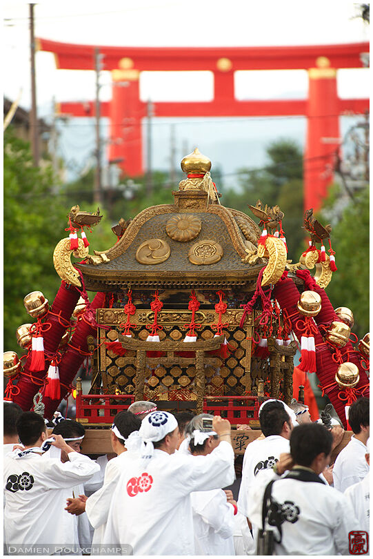 Float being carried by men in a festival in Gion (祇園)