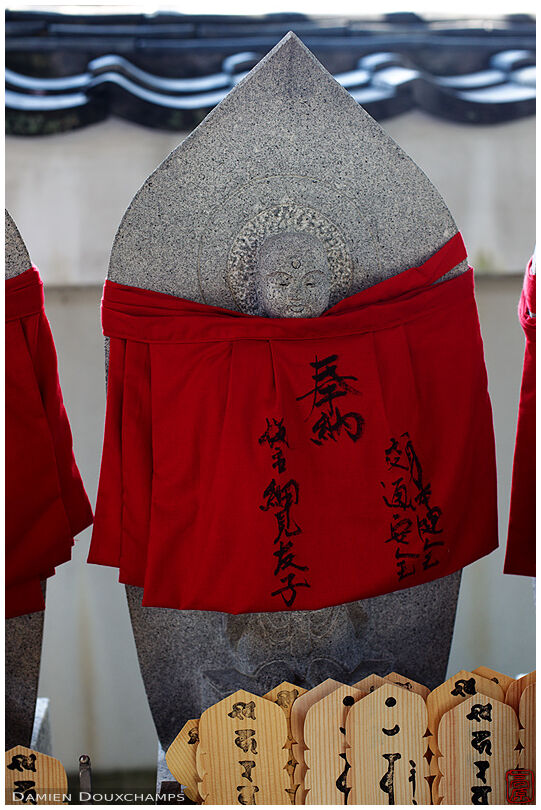 Tombstone in Hoju-ji (法住寺)