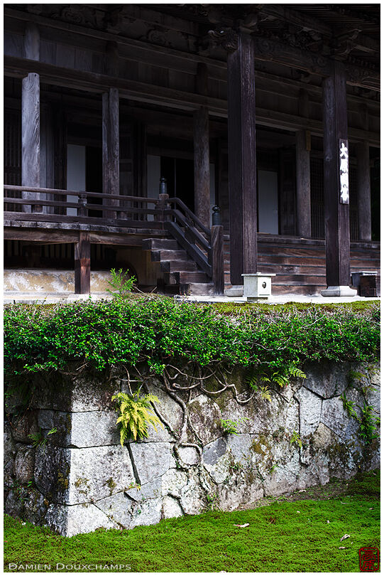 Old wall at the base of Shoin-in (勝林院)