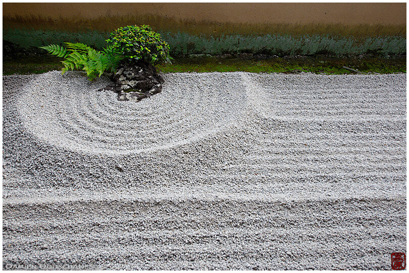 Small zen garden feature in Ryogen-in (龍源院)