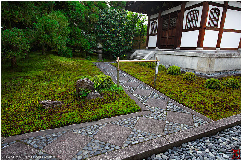 Path to secondary temple, Ryogen-in (龍源院)
