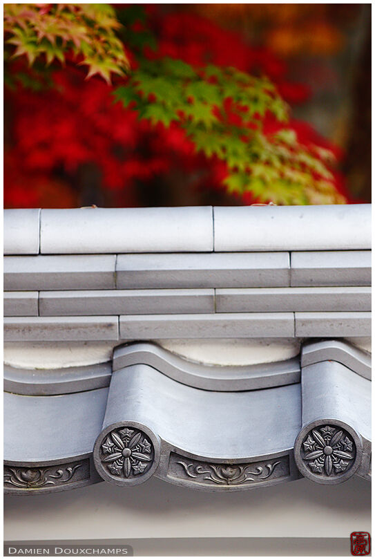 Wall crest tiles in autumn (Eikan-do 永観堂)