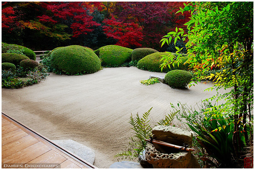 Water basin and zen terrace in autumn (Shisendo 詩仙堂)