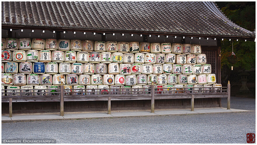 Shrine pavillion holding sake barrels (Matsuno-taisha 松尾大社)