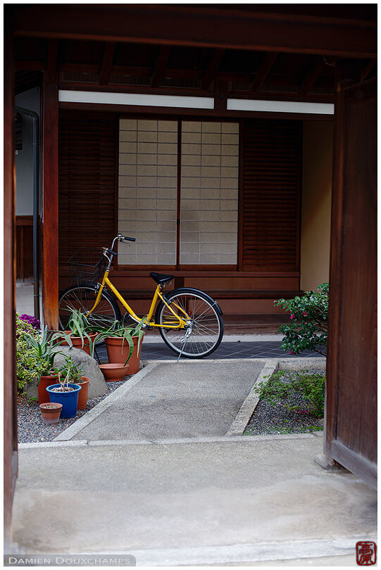 Bicycle at the entrance of a small temple in Honno-ji