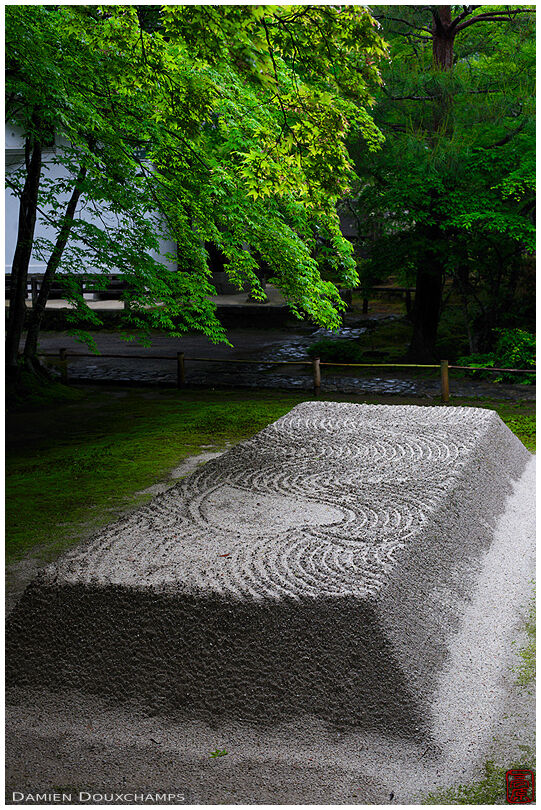 Patterns drawn on sand heap, Honen-in temple