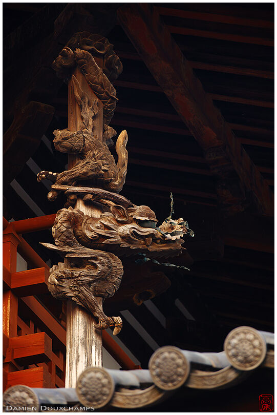 Dragon sculpture on Kondo hall pillars