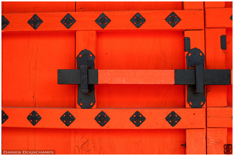 Red door latch detail, Sanjusangen-do temple