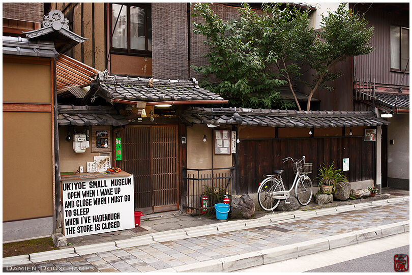 Small ukiyoe museum with humorous sign in Gion