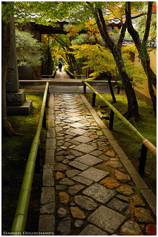 Entrance path to Koetsu-ji temple