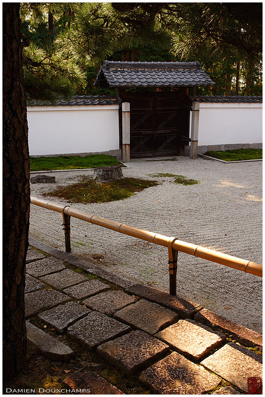 Path along a rock garden, Daikomyo-ji temple