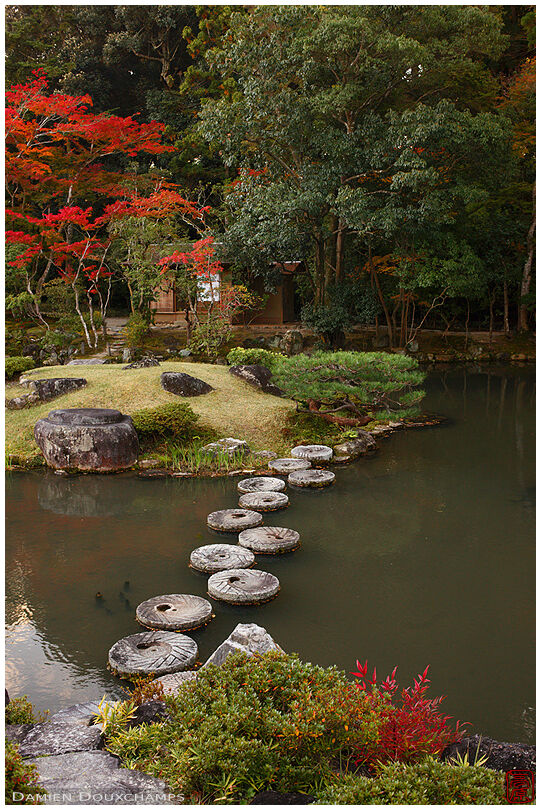 Step stone across pond, Isui-en gardens