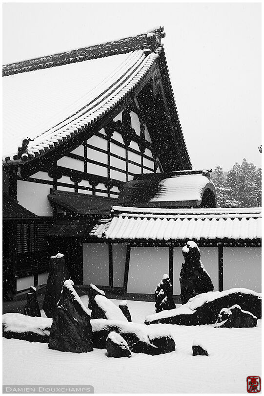 Snow falling on Tofukuji rock garden, Kyoto, Japan