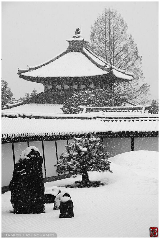 Heavy snow on Tofuku-ji temple, Kyoto, Japan