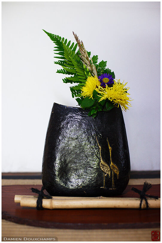 Simple ikebana flower arrangement featuring a vase with cranes motifs, Funda-in temple, Kyoto, Japan