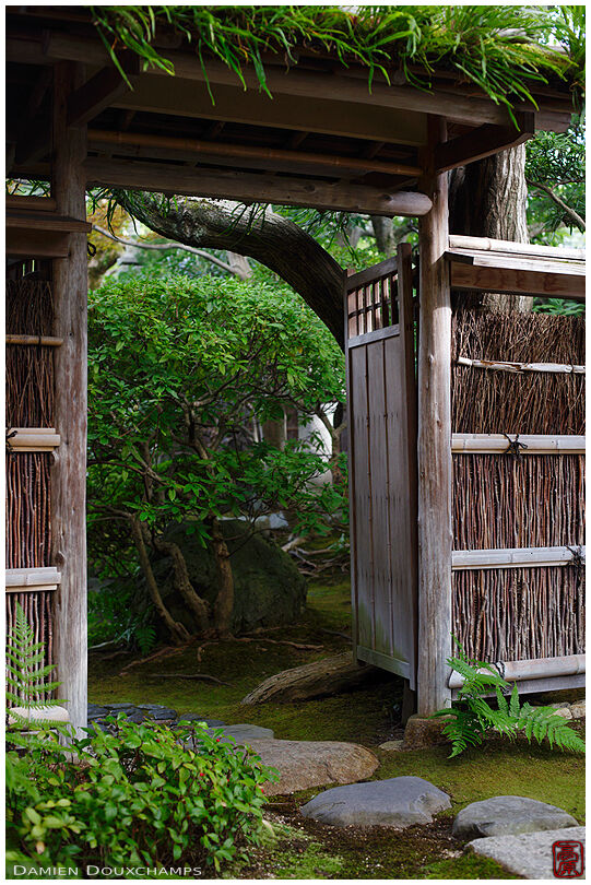 Entrance gate in the Hōsen-dō tea house garden, Kyoto, Japan