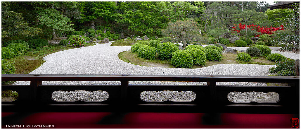 Red balcony with view on temple garden, Manshuin, Kyoto, Japan