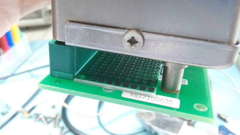 Hewlett-Packard HP-53310A: The pcb in the sapce between the oscillator and its board.