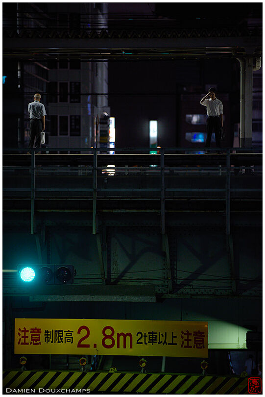 Waiting for the Yamanote train (Akihabara 秋葉原)