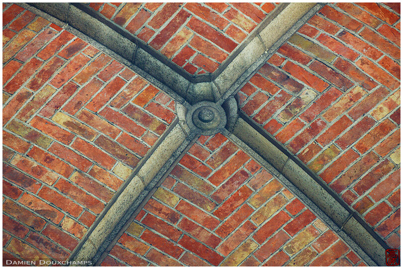 Simple arched ceiling with keystone, voussoirs and bricks