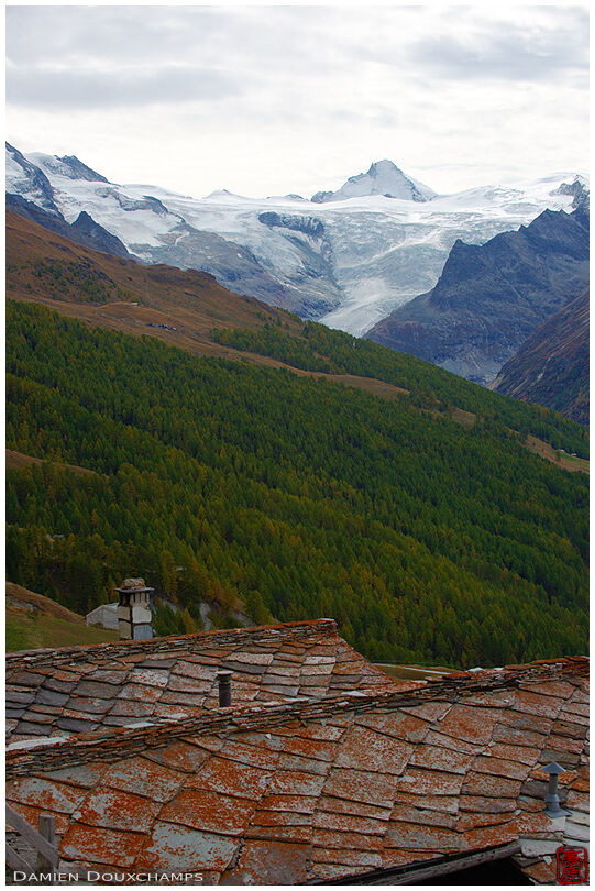 Chalet roofs under the eye of the Dent d'Herens