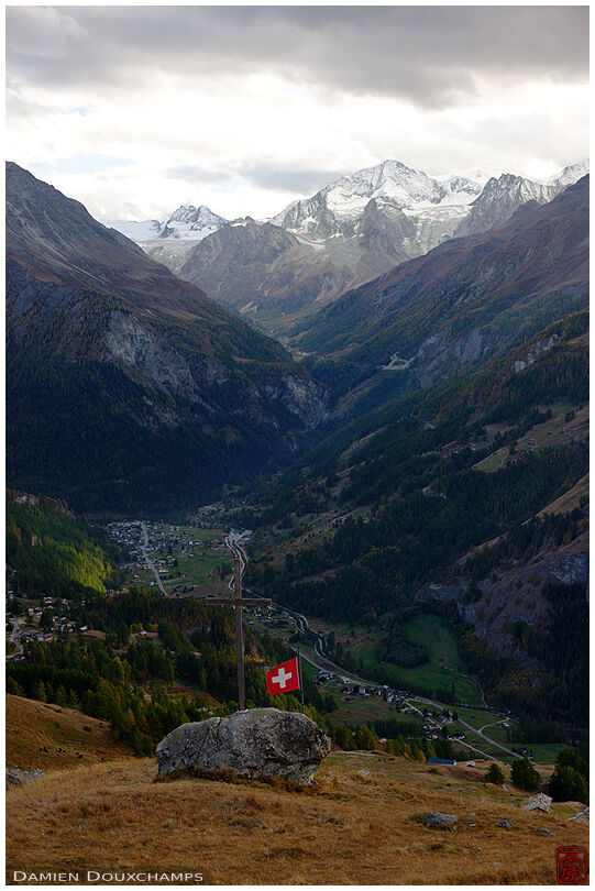 Cross and Swiss flag over Les Hauderes