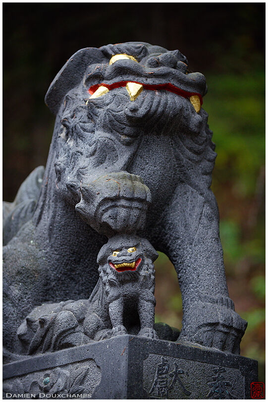Komainu statue with kid