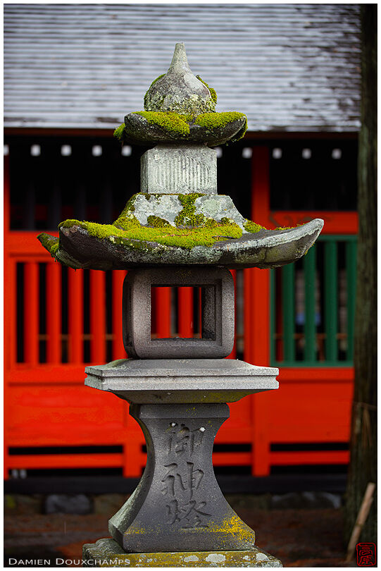 Lantern in front of  Shizume-jinja