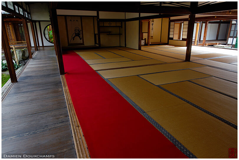 Open tatami room with red carpet