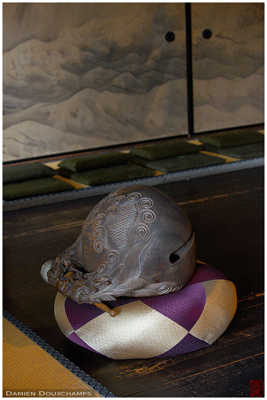Wooden altar bell on cushion (Kenin-ji 建仁寺)