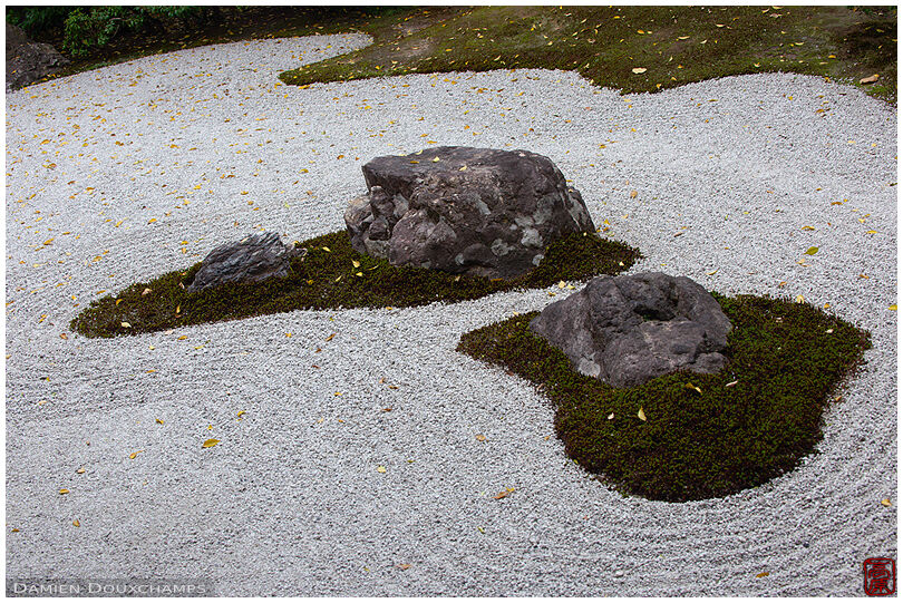 Islands in a rock garden (Kenin-ji 建仁寺)