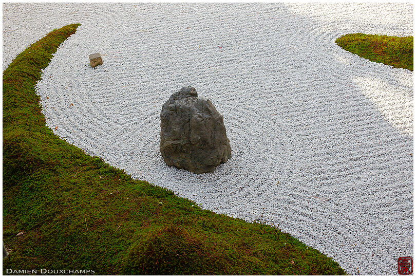Curves in a rock garden (Nanzen-ji 南禅寺)