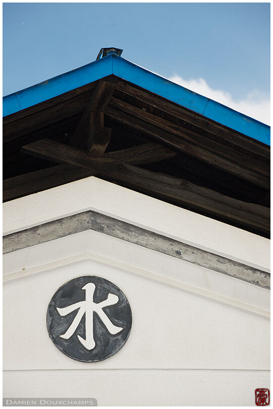 Water ideogram on granary as protection against fire (Ogawa village 小川村)