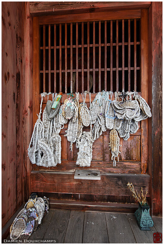 Pilgrim sandals hanged to temple gate (Ogawa village 小川村)