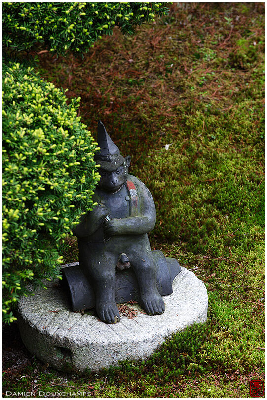 Hidden gnome in zen garden (Reiun-in 霊雲院)