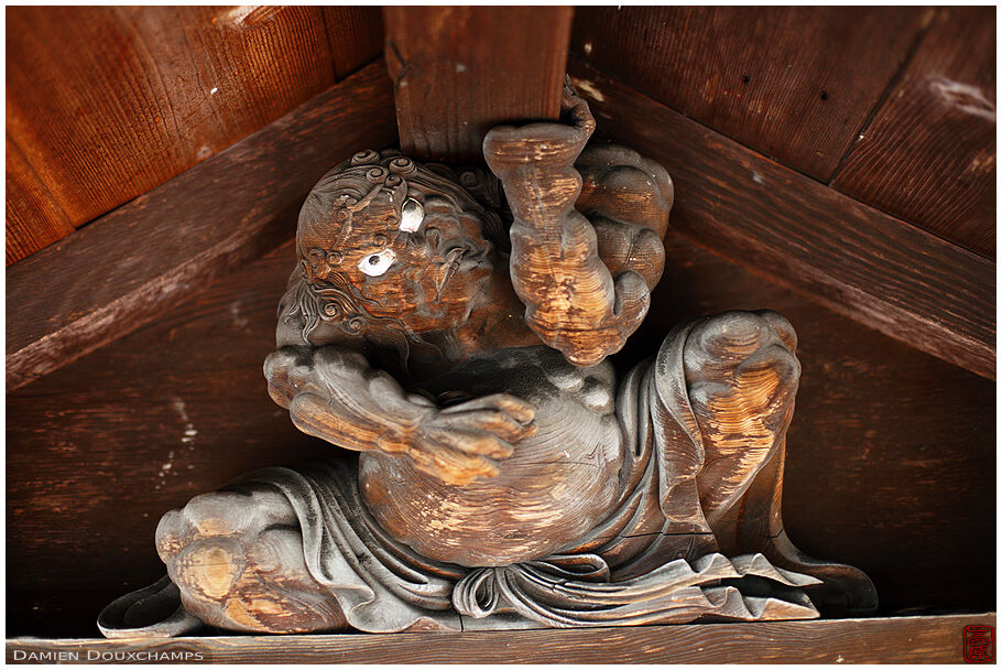 Wooden scultupre supporting a temple roof (Koyasan 高野山)