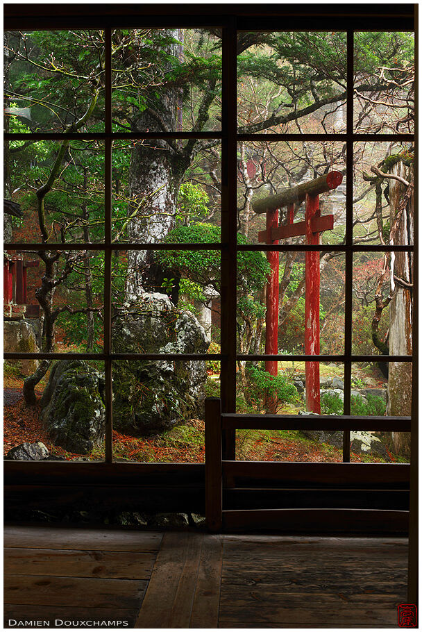 Window on torii in temple garden (Koyasan 高野山)