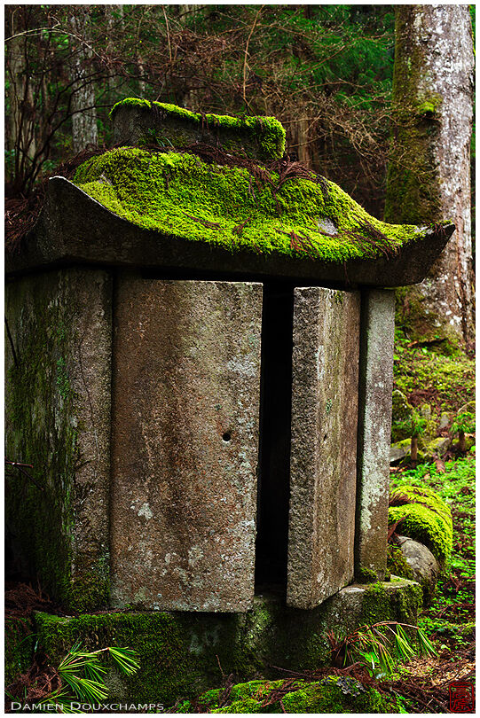 Open stone casket, Okuno-in