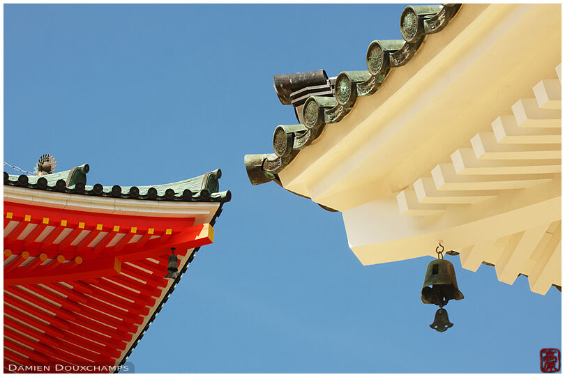 Pagoda roofs: red and white (Danjogaran 壇上伽藍)